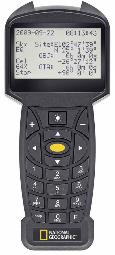 Eine Fernbedienung mit Display zeigt Datum, Uhrzeit und astronomische Koordinaten an. Unten sind Tasten mit Zahlen und Funktionen.