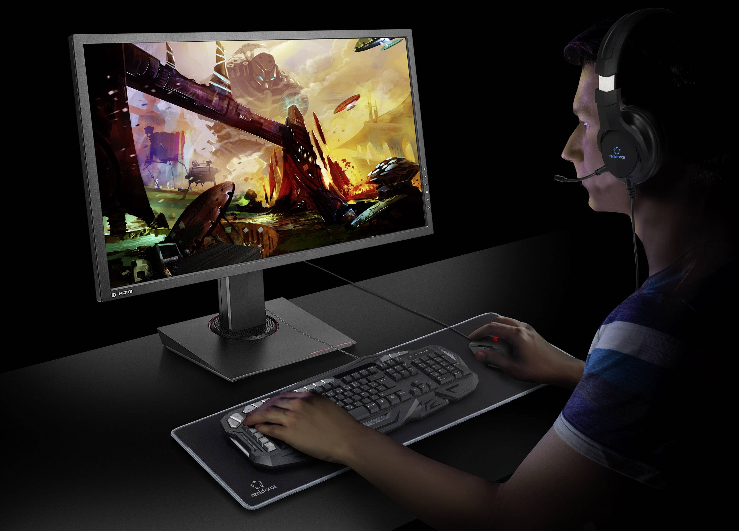 Eine Person spielt ein Videospiel am Computer mit einem Headset. Der Bildschirm zeigt eine bunte Landschaft in einem futuristischen Stil.