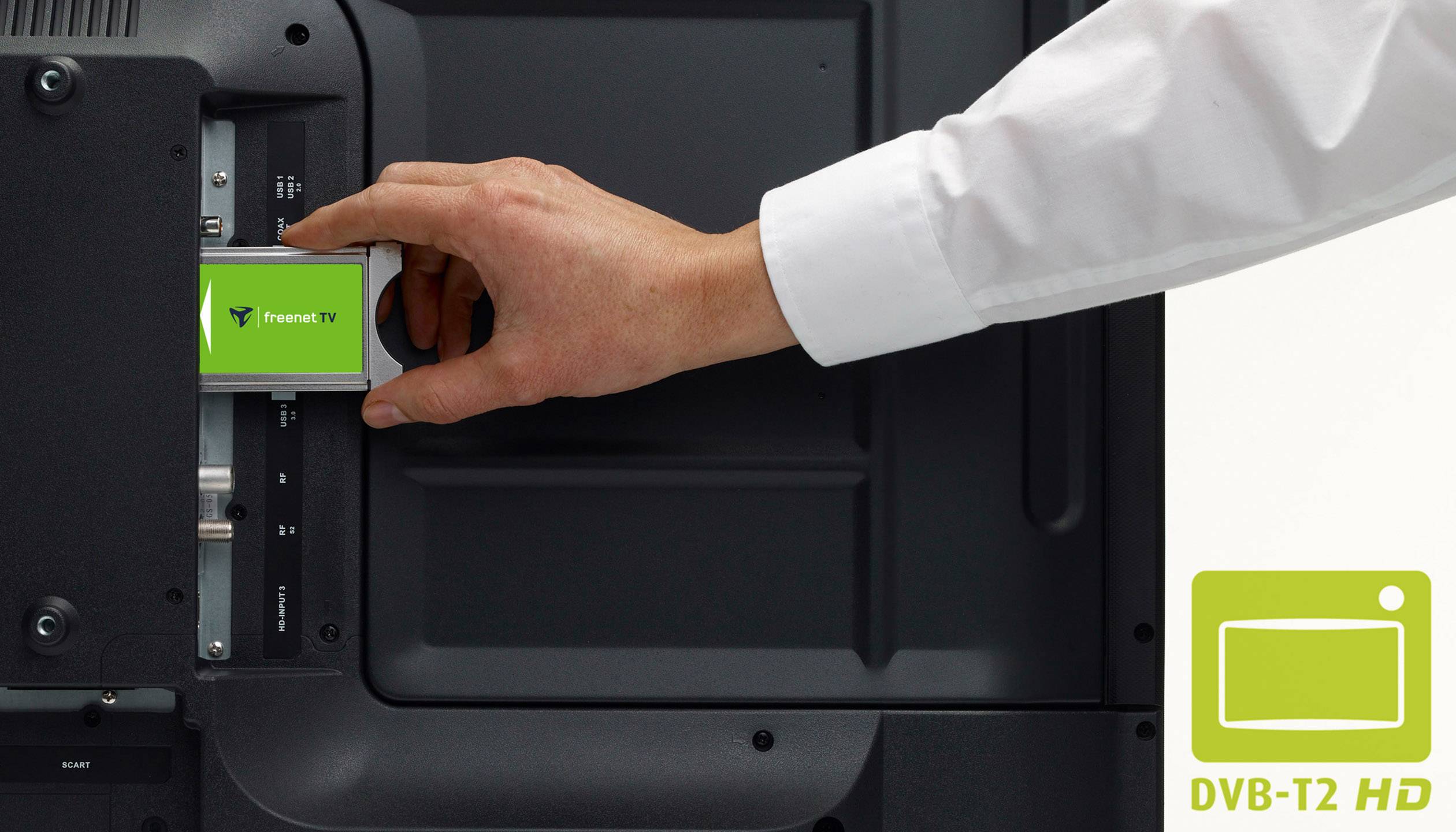 CI+ Modul der Marke HD Plus wird in TV-Gerät eingesteckt