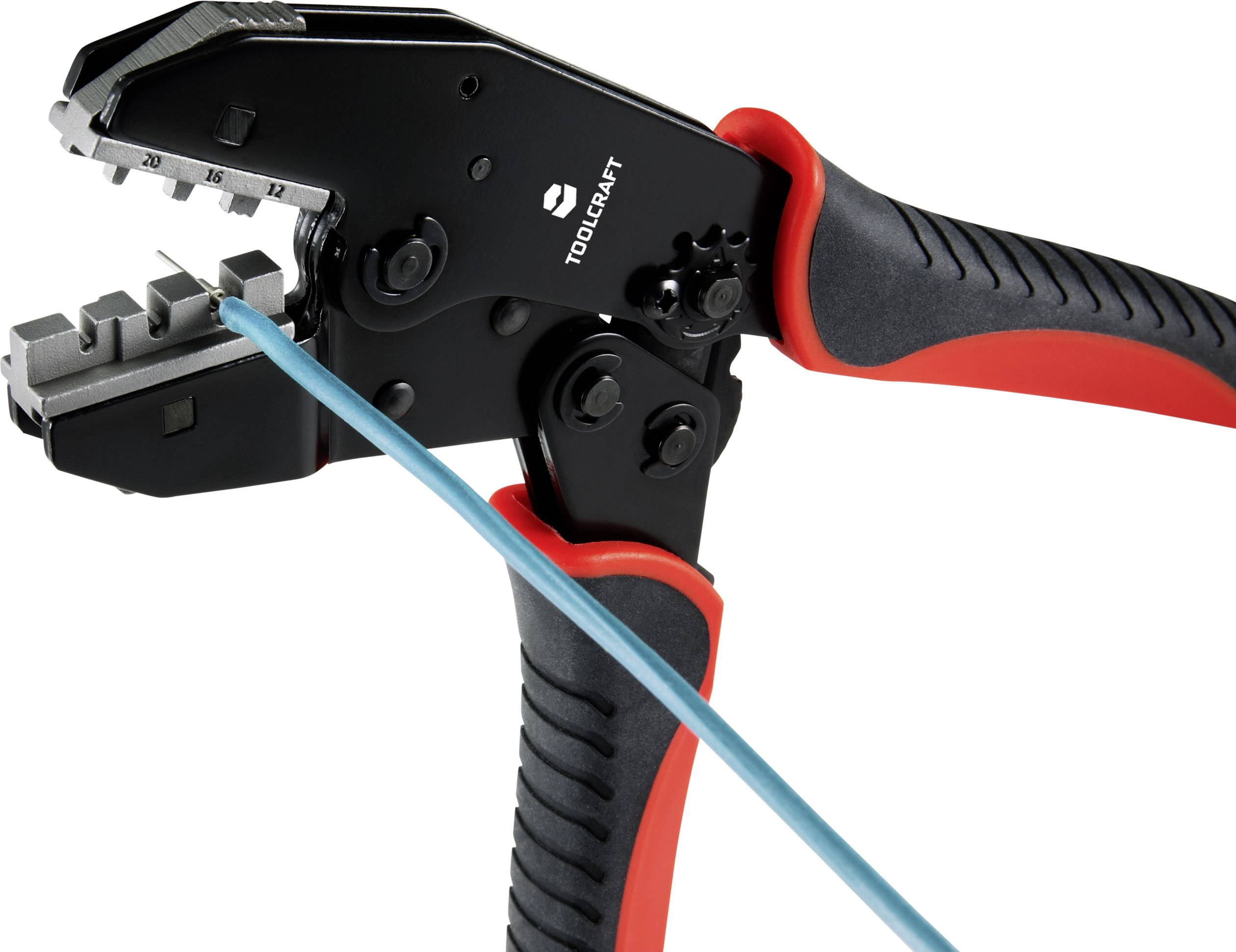 Eine Crimpzange mit Gummigriffen in Rot und Schwarz. Ein blaues Kabel wird zwischen die Backen gelegt, bereit zum Crimpen.