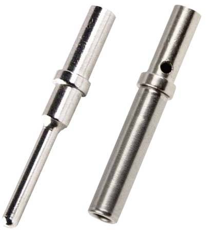 Zwei metallische Steckverbinder in unterschiedlichen Größen, silbern glänzend, liegen nebeneinander. Sie werden für elektronische Verbindungen genutzt.