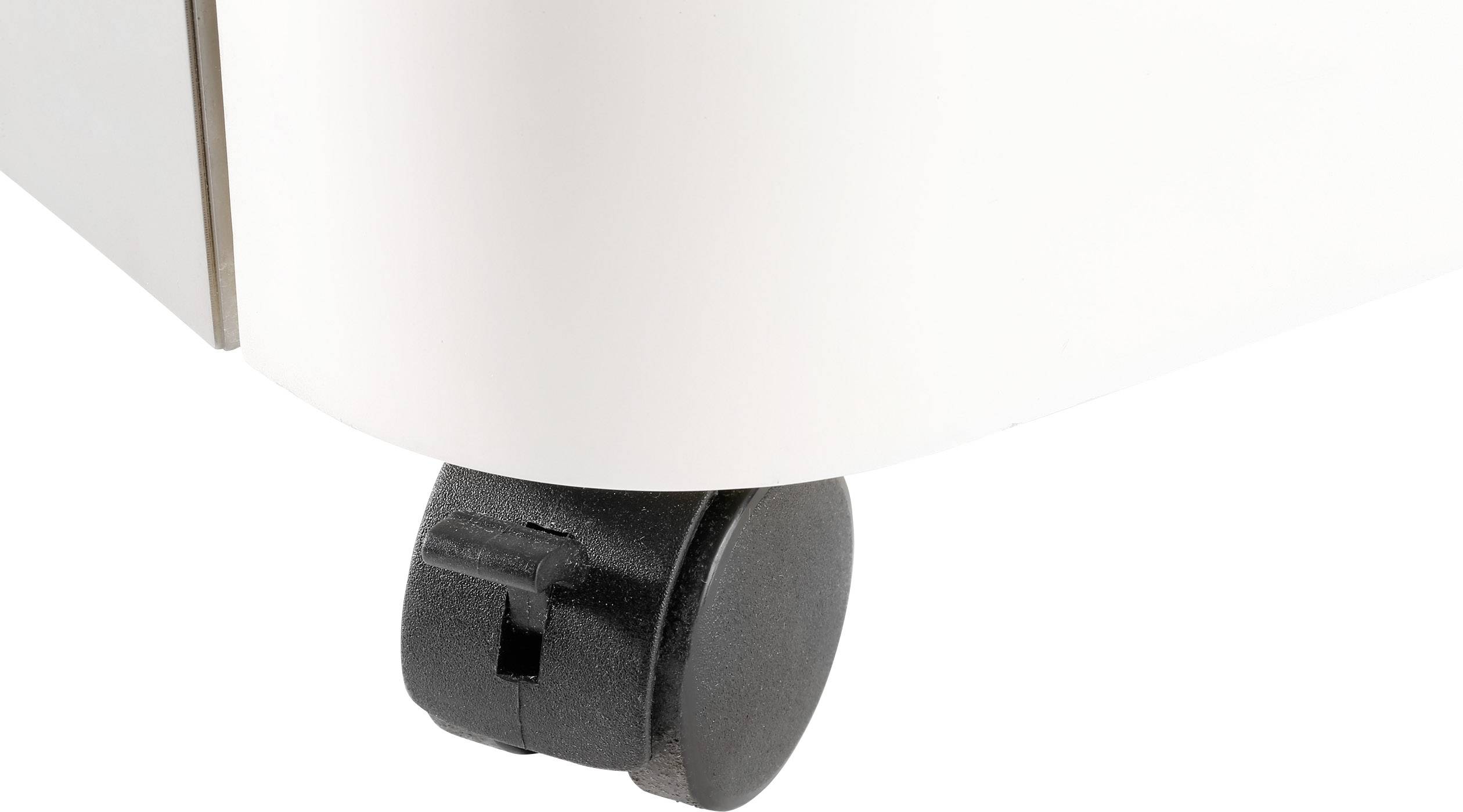 Rollenrad eines Möbelstücks auf weißem Hintergrund.