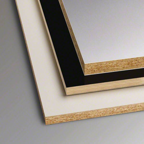 'Drei Holzplatten mit unterschiedlichen Farben und Oberflächen. Eine obere Platte ist schwarz, darunter eine weiße, dann eine holzfarbene.'