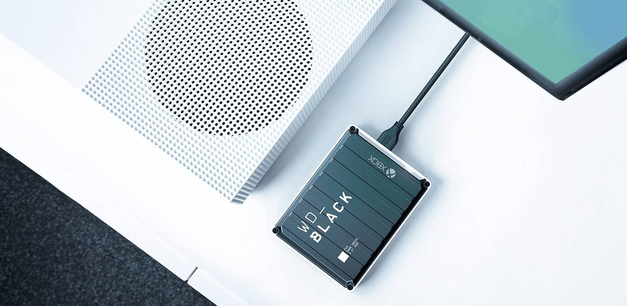 Externe Festplatte WD_BLACK, angeschlossen an eine weiße Xbox-Konsole.