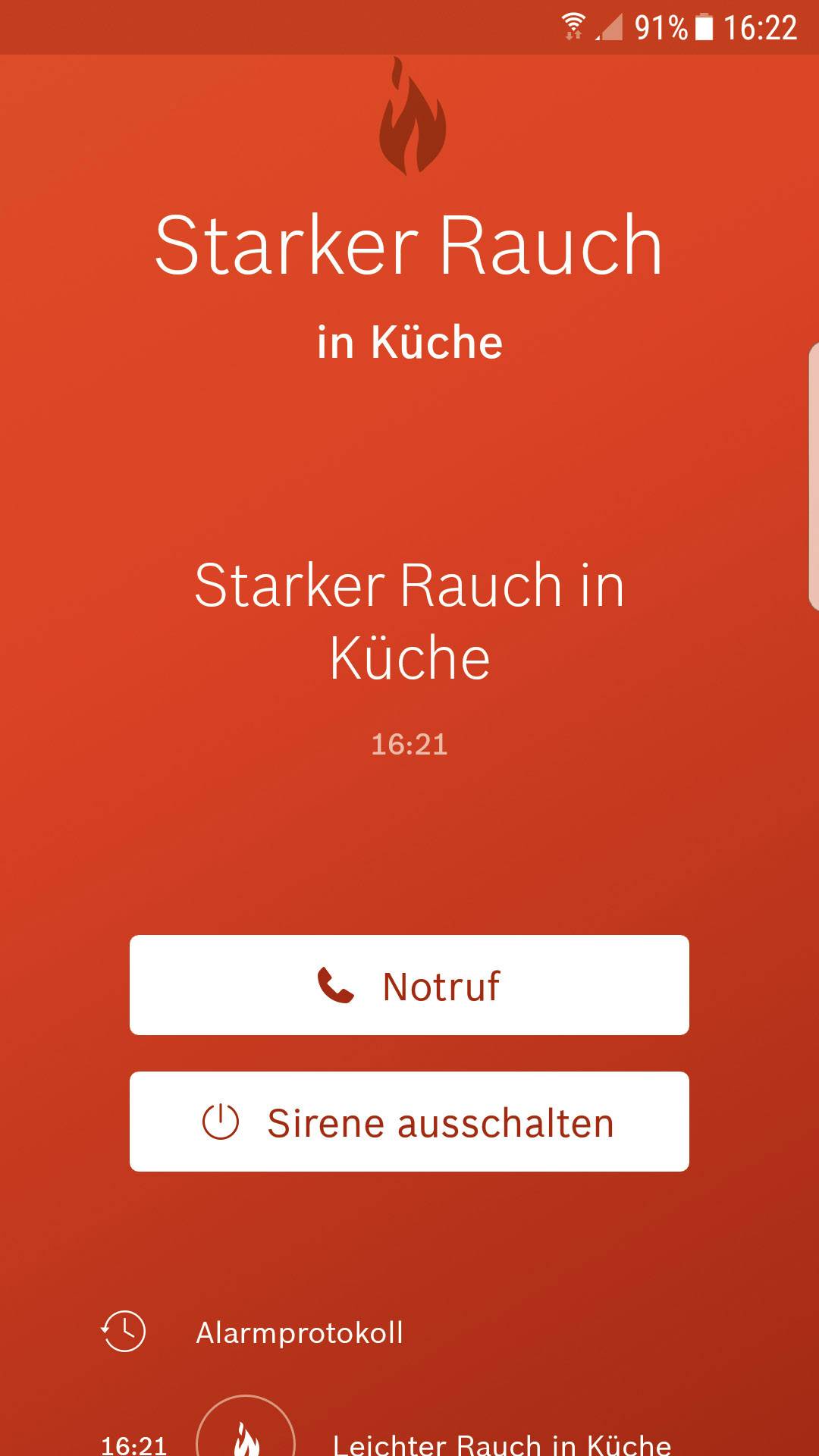 Ein Warnbildschirm zeigt „Starker Rauch in Küche“ mit Optionen „Notruf“ und „Sirene ausschalten“. Uhrzeit: 16:21 Uhr.