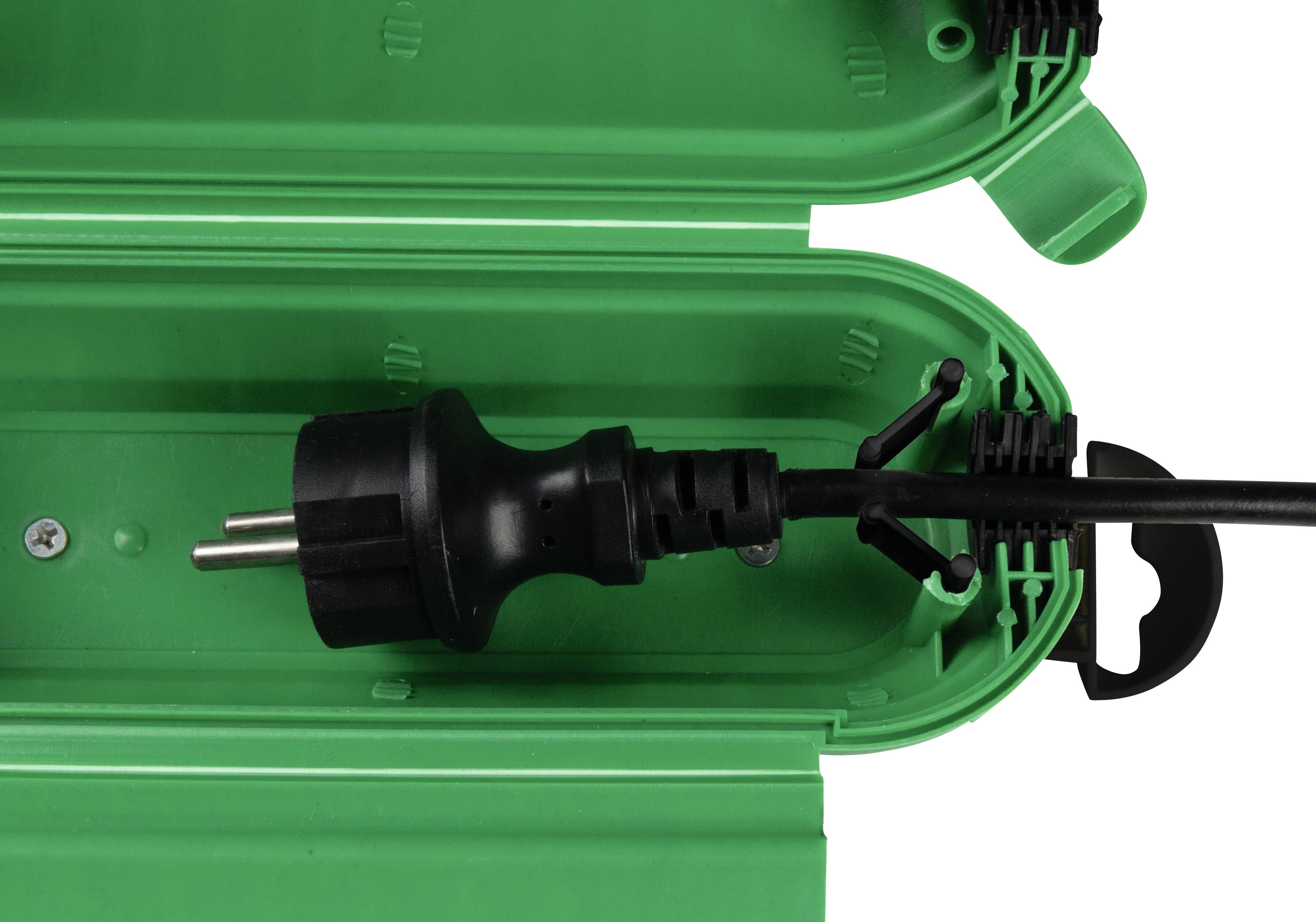 Ein schwarzer Stecker ist in einen grünen, wetterfesten Kabelanschlusskasten eingesteckt. Der Kasten ist teilweise geöffnet.