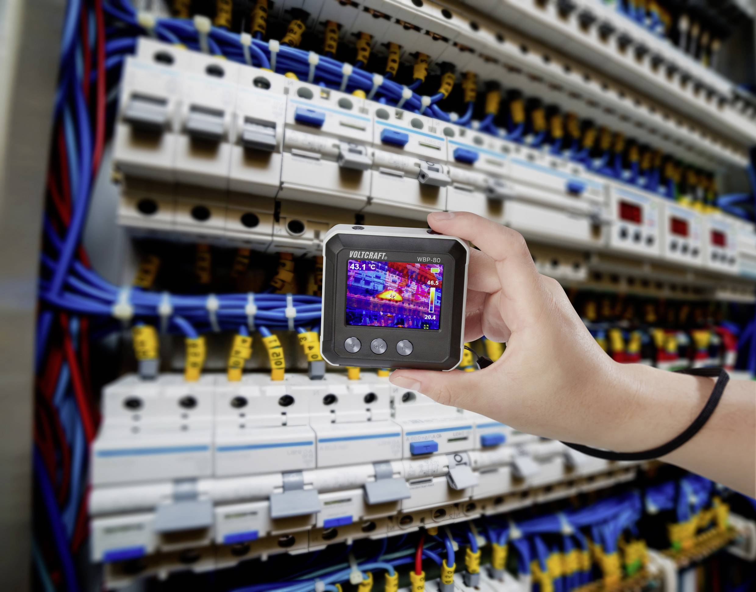 Wärmebildkamera auf einen Schaltschrank gerichtet