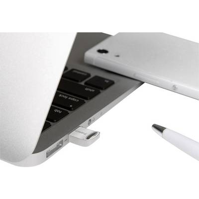 Nahaufnahme eines Laptops mit einem eingesteckten USB-Stick. Daneben ein Smartphone und ein Kugelschreiber. Technik im Einsatz.