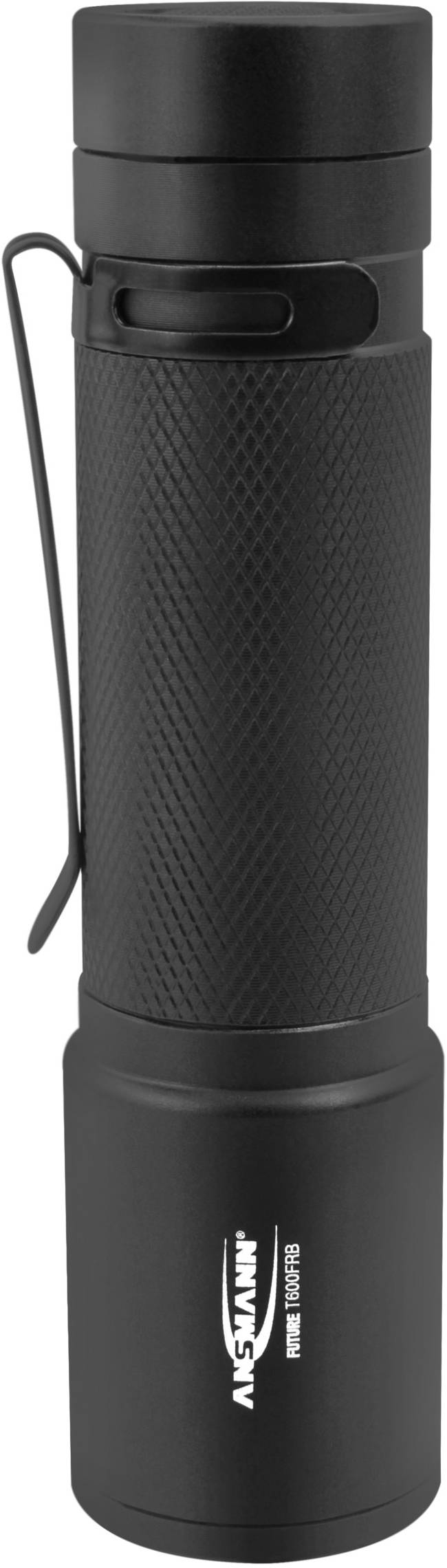 Schwarze Taschenlampe mit rutschfestem Griff und Clip an der Seite. Darauf steht 'ANSMANN'. Geeignet für Outdoor- und Notnutzung.