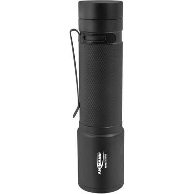 Schwarze Taschenlampe mit rutschfestem Griff und Clip an der Seite. Darauf steht 'ANSMANN'. Geeignet für Outdoor- und Notnutzung.