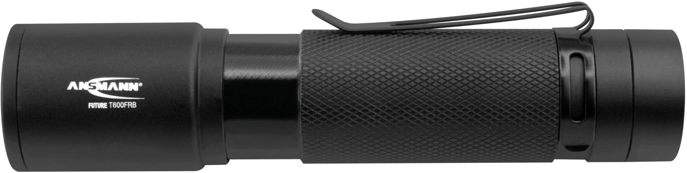 Schwarze Taschenlampe mit geriffeltem Griff und Clip an der Seite, Markenname 'Ansmann' auf dem Kopfteil.