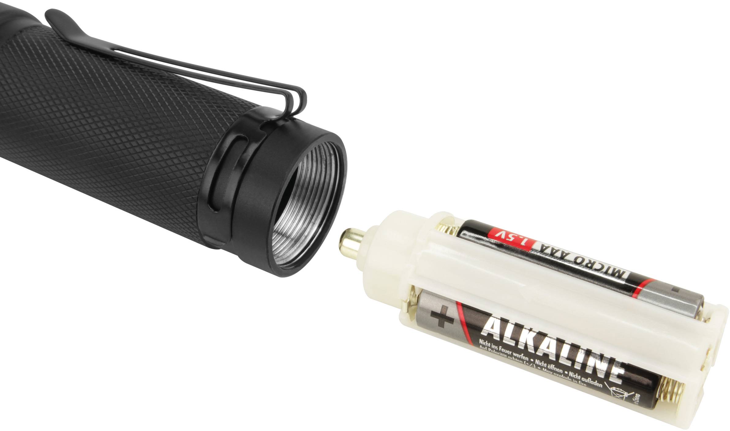 Schwarze Taschenlampe mit abgenommenem Batteriefachdeckel. Zwei AA-Alkalibatterien im Batteriefach sichtbar.