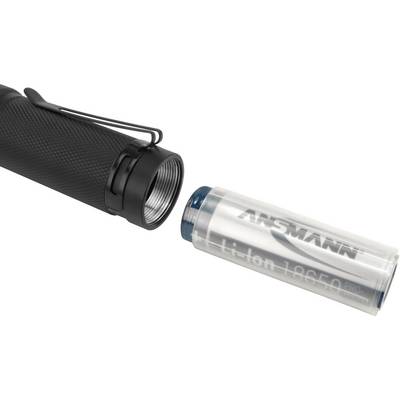 Eine Taschenlampe mit offenem Batteriefach; daneben eine herausgenommene Li-Ion 18650 Batterie.
