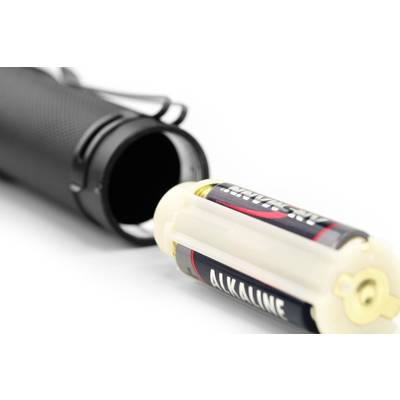 'Taschenlampe mit entfernter Alkaline-Batterie.'