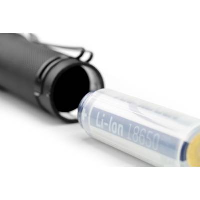 Eine schwarze Taschenlampe mit geöffneter Rückseite liegt neben einer 18650 Li-Ion-Batterie, die teilweise in das Gerät eingeführt ist.