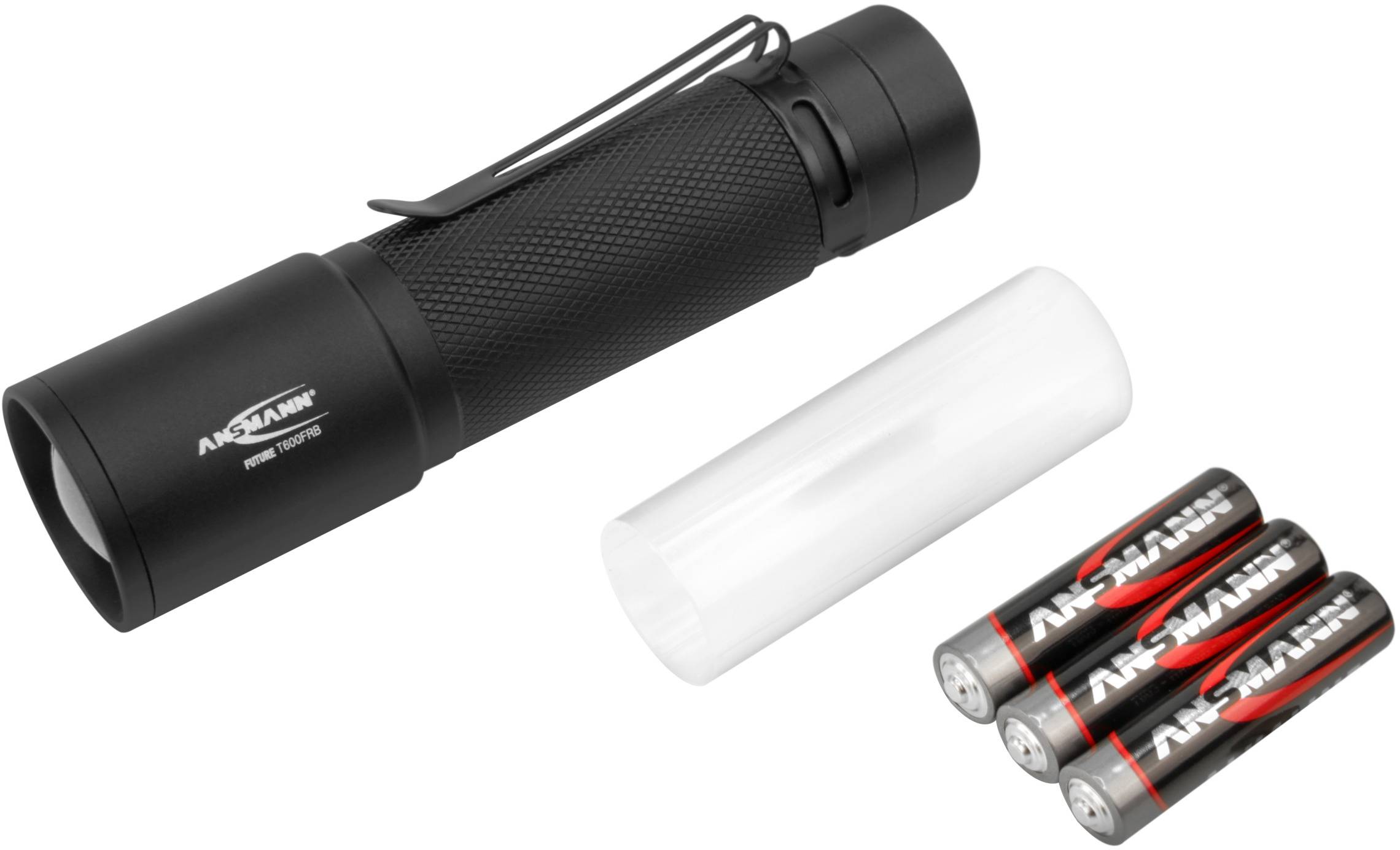 Schwarze Taschenlampe mit Clip, vier AA-Batterien und transparentem Batteriefach auf weißem Hintergrund.