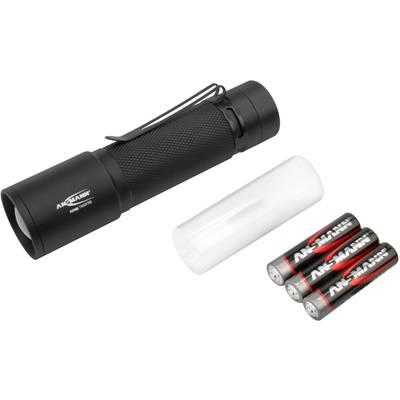 Schwarze Taschenlampe mit Clip, vier AA-Batterien und transparentem Batteriefach auf weißem Hintergrund.