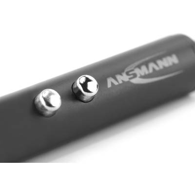 Nahaufnahme eines schwarzen Geräts mit zwei silbernen Knöpfen und dem unscharfen Logo 'ANSMANN' darauf.