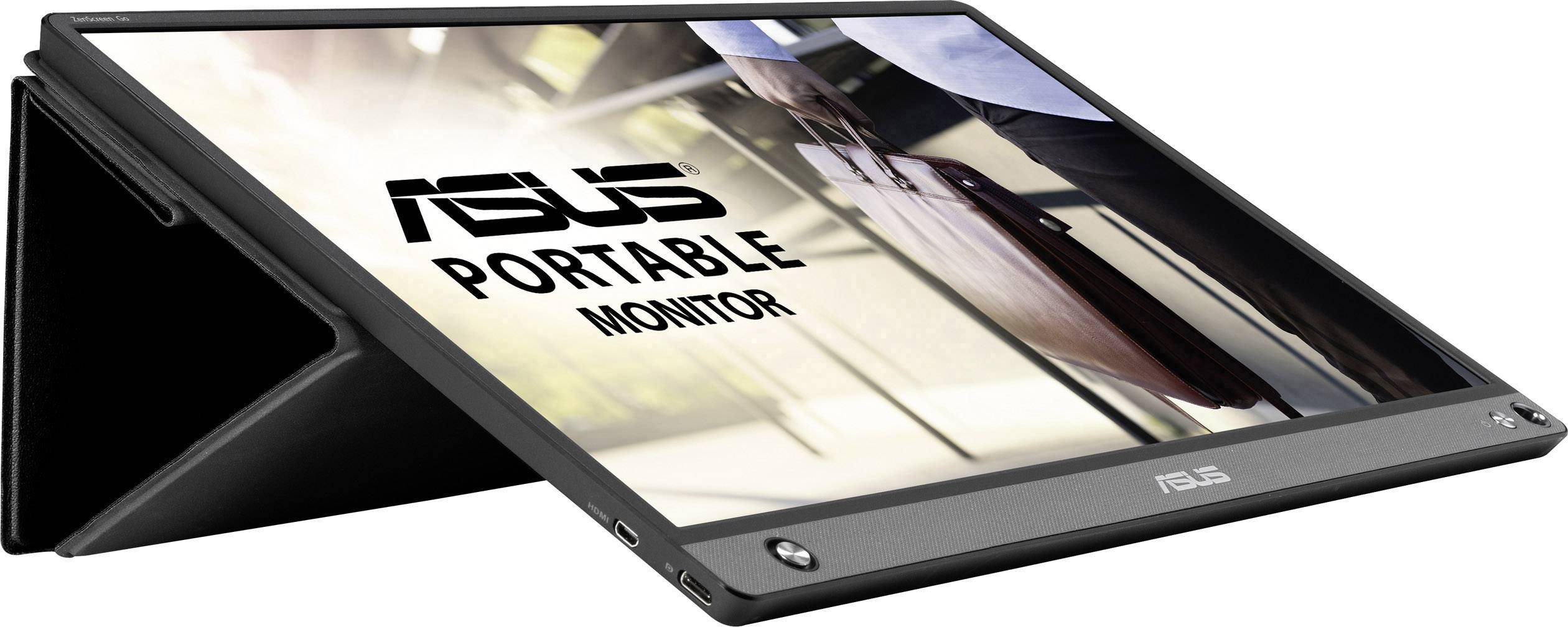 Ein tragbarer ASUS-Monitor steht im Querformat auf einem Tisch. Auf dem Bildschirm steht 'ASUS Portable Monitor'. Im Hintergrund ist eine Person mit einem Laptop zu sehen.