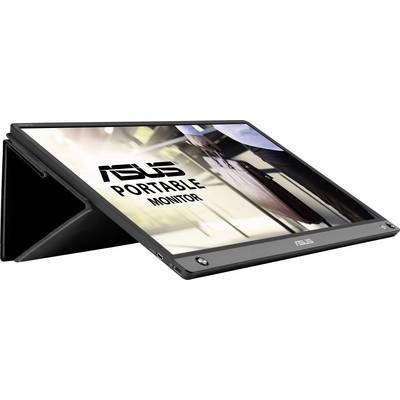 Ein tragbarer ASUS-Monitor steht im Querformat auf einem Tisch. Auf dem Bildschirm steht 'ASUS Portable Monitor'. Im Hintergrund ist eine Person mit einem Laptop zu sehen.