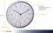 'Design Wanduhr: Analoge Uhr mit Quarz-Uhrwerk, modernem Zifferblatt ohne Zahlen, detaillierter Einteilung und Glasabdeckung. Tiefe 37 mm.'