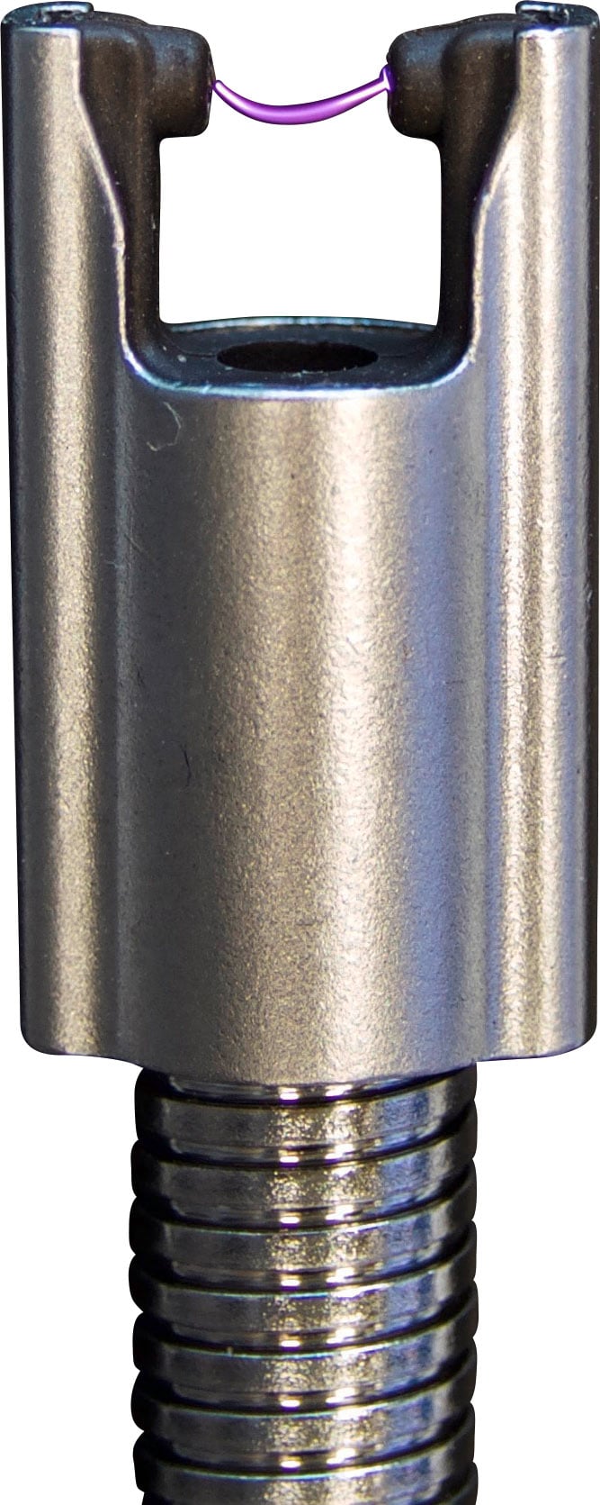 Ein Metallwerkzeug mit einem feinen, pinken Draht an der Spitze. Die Stange darunter hat eine spiralförmige Struktur.