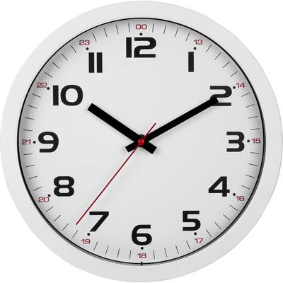 Eine analoge Wanduhr zeigt die Uhrzeit 10:10 mit großen schwarzen Ziffern auf weißem Zifferblatt und einem roten Sekundenzeiger.