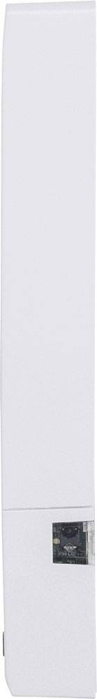 Ein weißer, schlanker, vertikaler Turm. Unten ist eine kleine rechteckige Öffnung mit einer grauen Fläche darin.