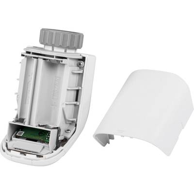 Elektronisches Heizkörperthermostat ohne Gehäuseabdeckung, zeigt Batteriefach und Elektronik. Daneben liegt die entfernte Abdeckung.