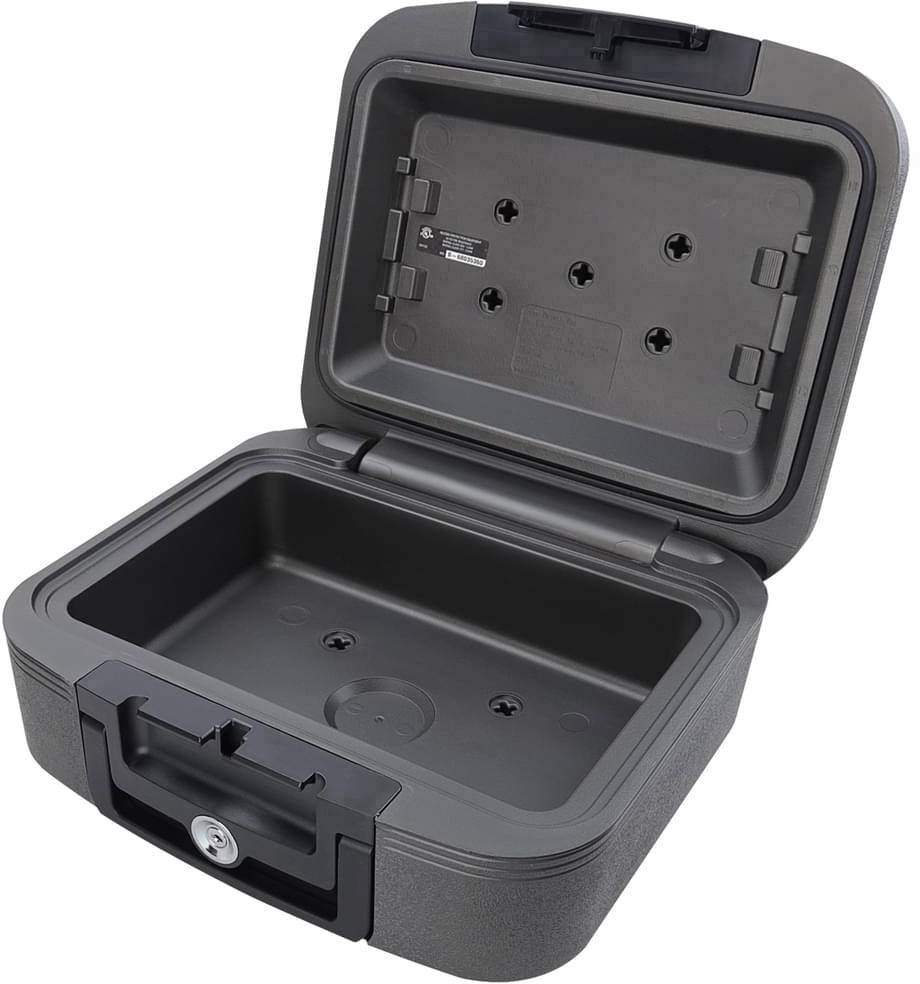 Schwarzer, offener Tresor mit integriertem Schloss und robustem Griff. Geeignet zur sicheren Aufbewahrung von Wertsachen.