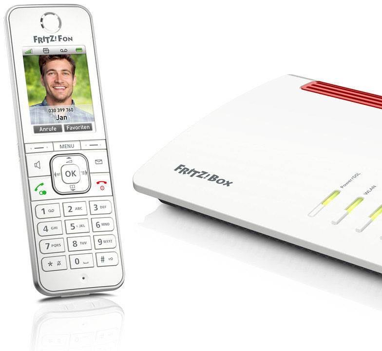 Ein weißes schnurloses Telefon mit Display zeigt ein Anrufbild an. Daneben steht ein weißer Internet-Router mit mehreren Leuchtanzeigen.