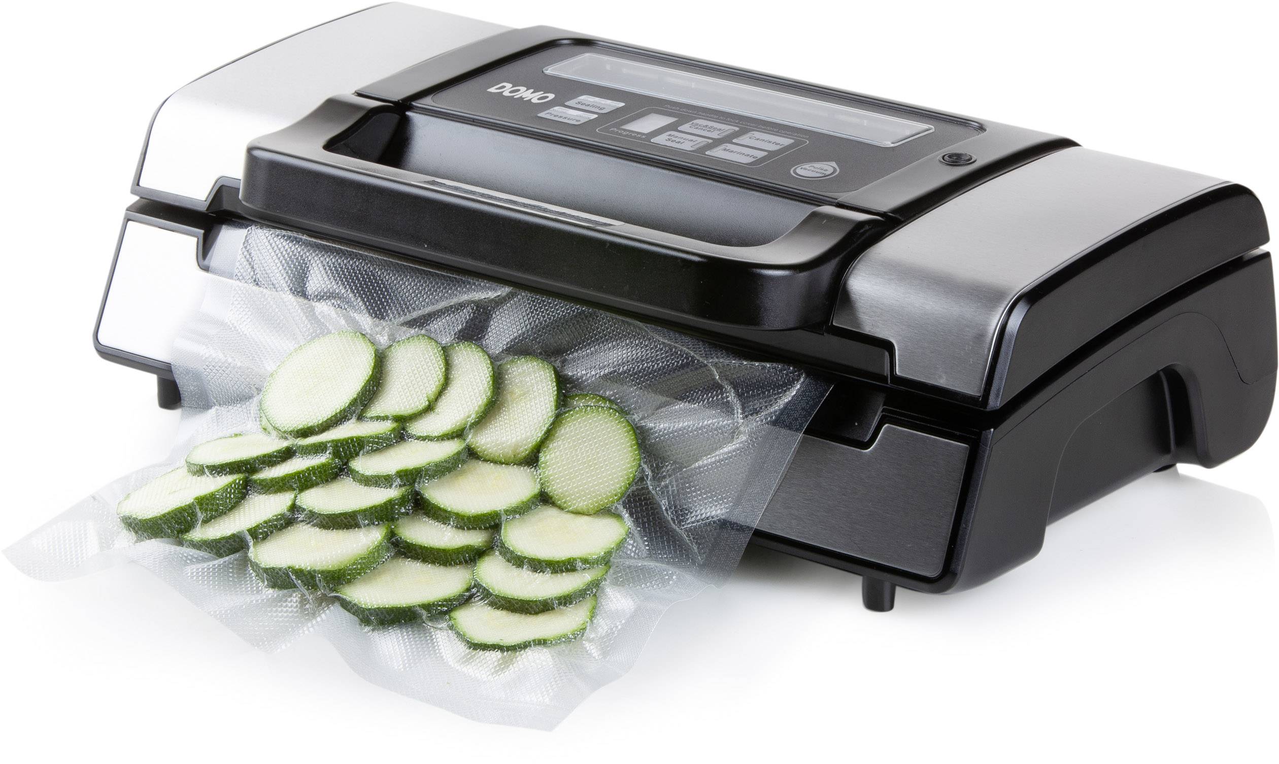 Eine Vakuumiermaschine vakuumiert in Scheiben geschnittene Zucchini in einem Plastikbeutel.