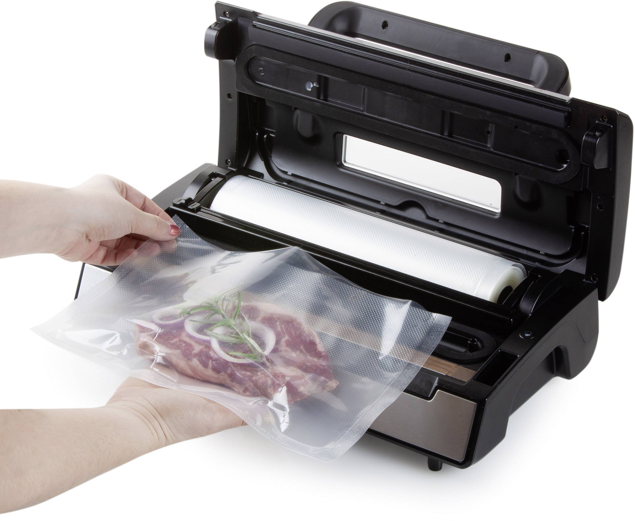 Eine Hand hält einen vakuumierten Beutel mit rohem Fleisch und Gewürzen, bereit für eine Versiegelungsmaschine.