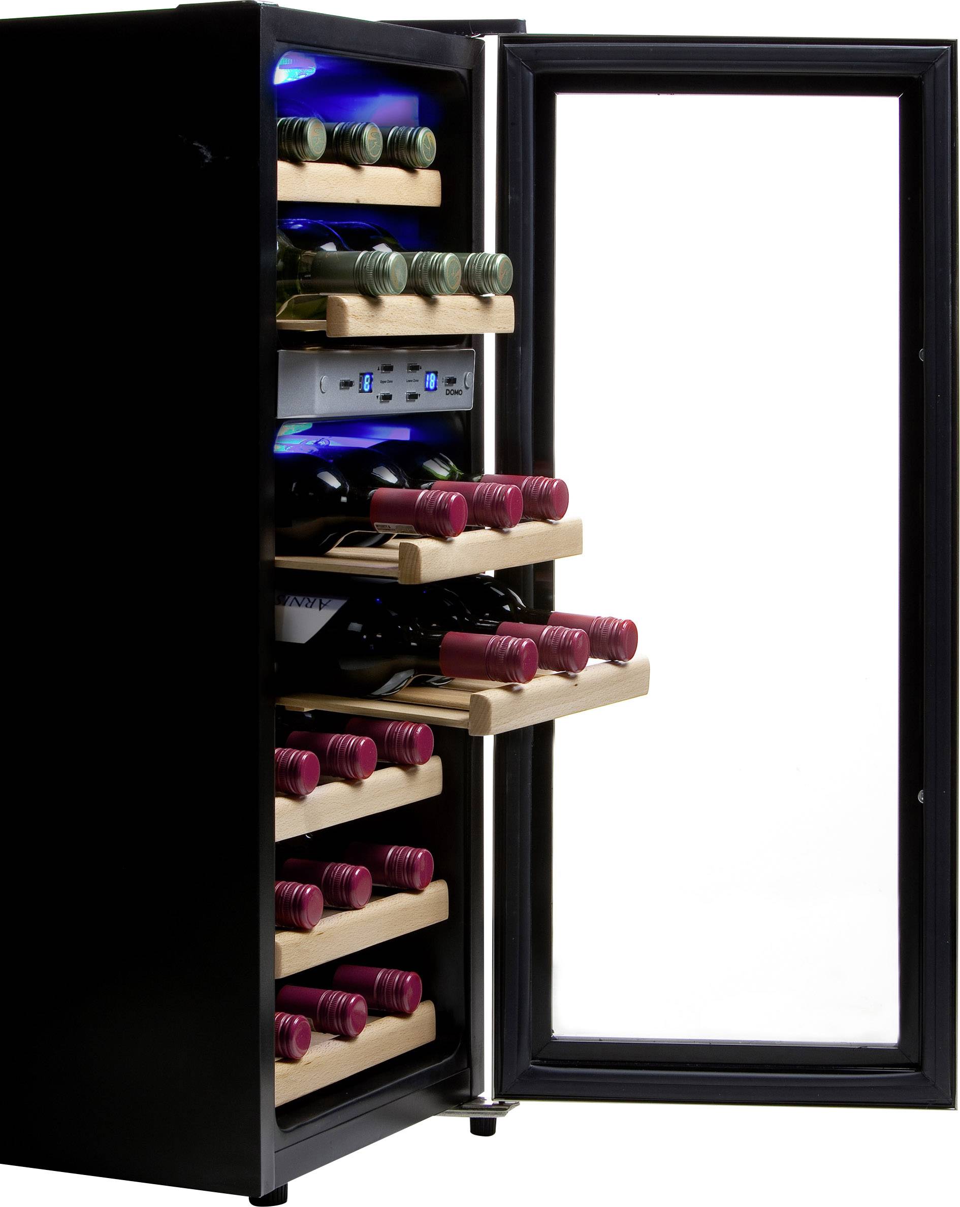Ein geöffneter Weinkühlschrank mit mehreren horizontalen Regalen, auf denen Flaschen mit rot und weiß verschlossenen Korken liegen.