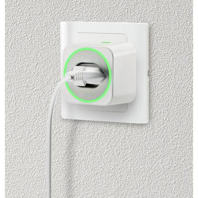 Steckdose an der Wand mit einem eingesteckten Stecker. Die Steckdose hat einen leuchtenden grünen Ring, der möglicherweise Funktion zeigt.