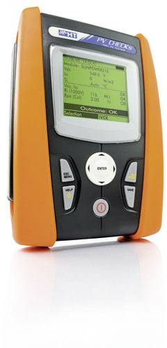 Ein orange-schwarzes elektronisches Prüfgerät mit Display, zeigt Messwerte und Diagnosen. Hauptsächlich zur Überprüfung von Photovoltaik-Anlagen verwendet.