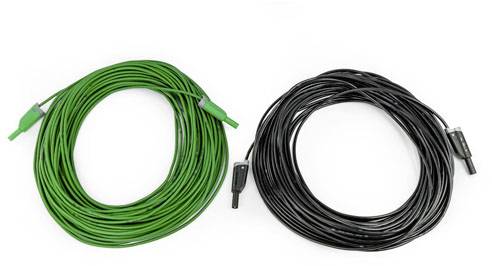 Zwei aufgewickelte Kabel liegen nebeneinander auf einer weißen Fläche; links ein grünes Kabel, rechts ein schwarzes Kabel.