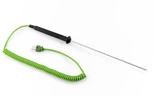 Eine lange, metallische Sonde mit einem grün gewickelten Kabel, das zu einem elektrischen Stecker führt.
