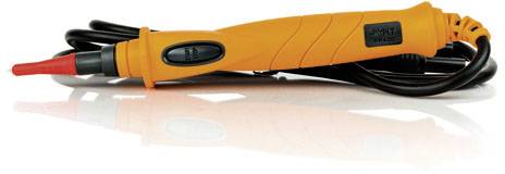 Ein orangefarbener Spannungsprüfer mit schwarzem Kabel und Schalter, liegt seitlich auf weißem Hintergrund.
