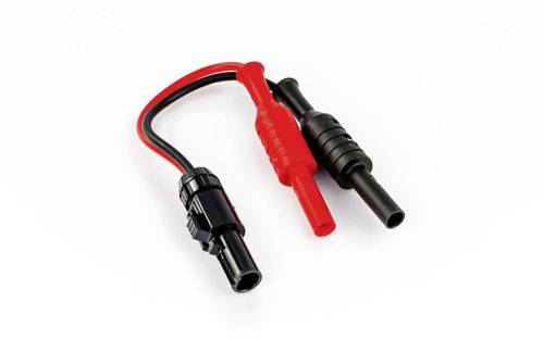 Zwei Steckverbinder, ein roter und ein schwarzer, sind mit einem kurzen Kabel verbunden. Sie dienen zum Anschluss von elektrischen Geräten.