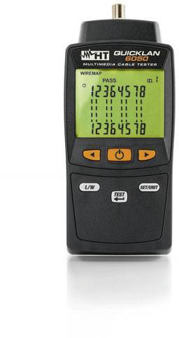 Ein Kabeltester zeigt auf einem Display die Nummern '12345678'. Oberer Bereich zeigt 'PASS' und 'ID: 1'. Tasten unten für Test und Einstellungen.