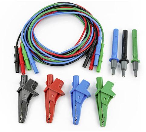 Verschiedene farbige Messleitungen und Klemmen zur elektrischen Prüfung. Klemmen in Schwarz, Rot, Blau, Grün.