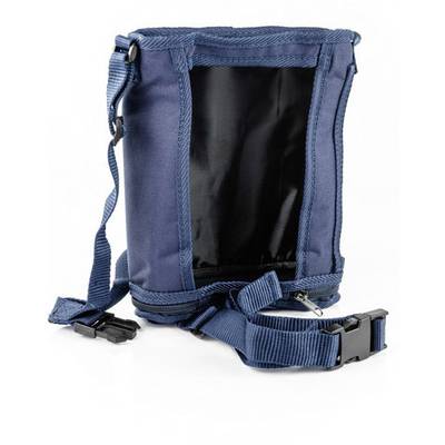 Eine blaue, aufrecht stehende Tasche mit offenem Oberteil und verstellbaren Schultergurten, die eine Schnalle aufweist.