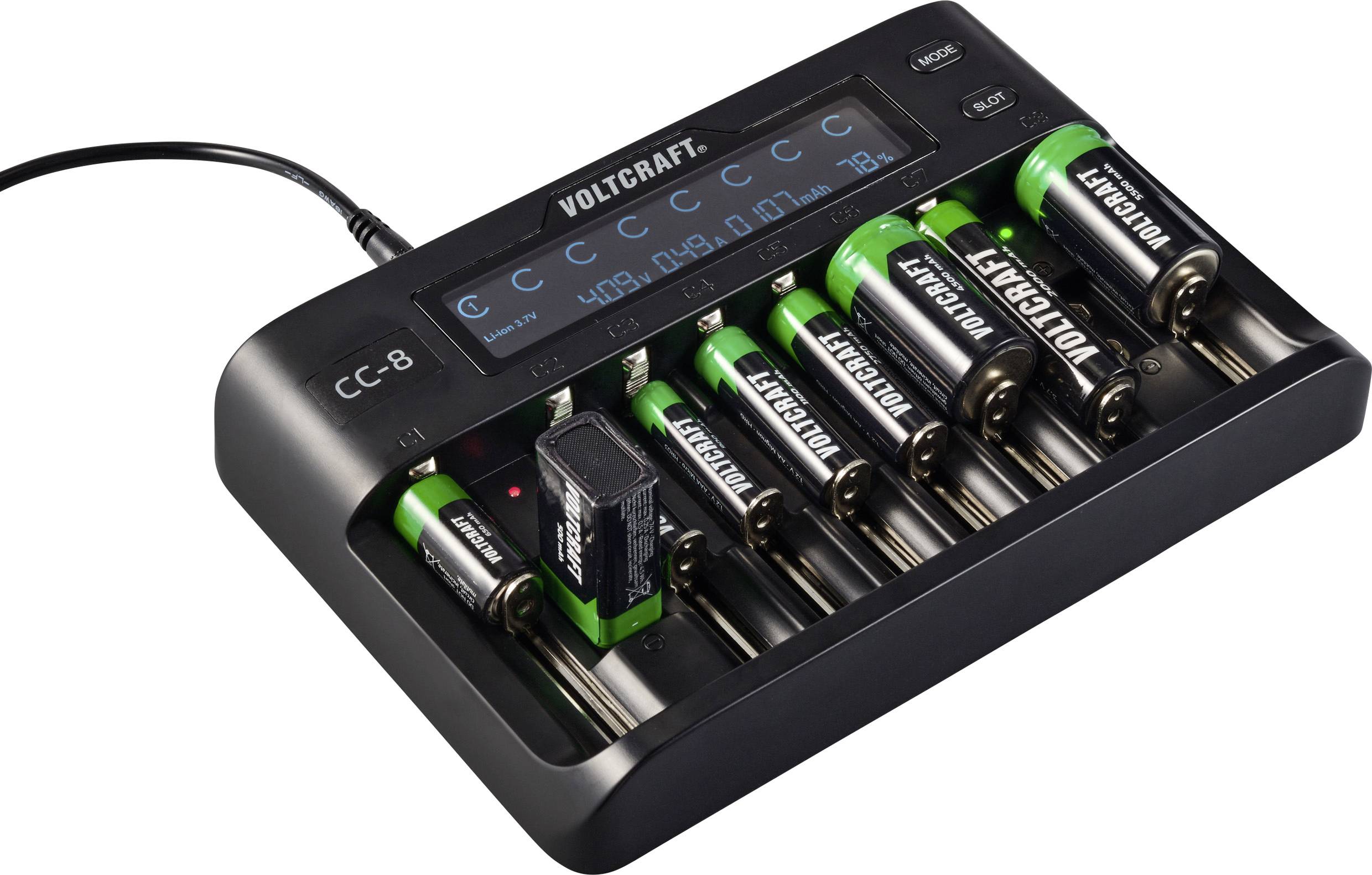 Acht-Schacht-Batterieladegerät mit geladenen AA- und 9V-Batterien. Anzeigebildschirm zeigt Ladezustand; Marke 'Voltcraft'.