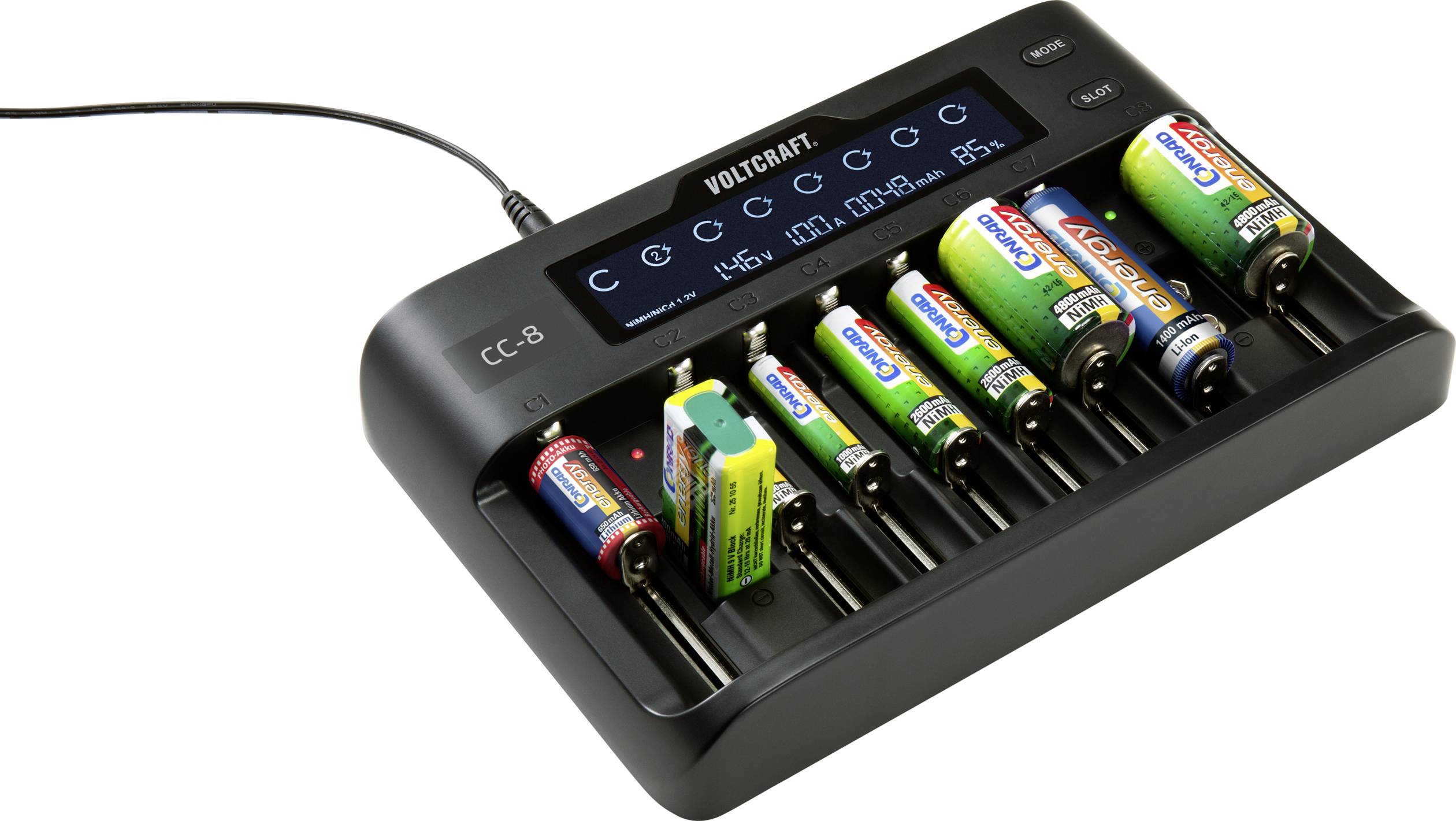 Ein Ladegerät für Batterien mit acht Ladeplätzen, das verschiedene Batteriegrößen gleichzeitig lädt. Ein Display zeigt den Ladestatus jeder Batterie an.
