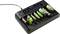 Ein Ladegerät für Batterien mit acht Ladeplätzen, das verschiedene Batteriegrößen gleichzeitig lädt. Ein Display zeigt den Ladestatus jeder Batterie an.
