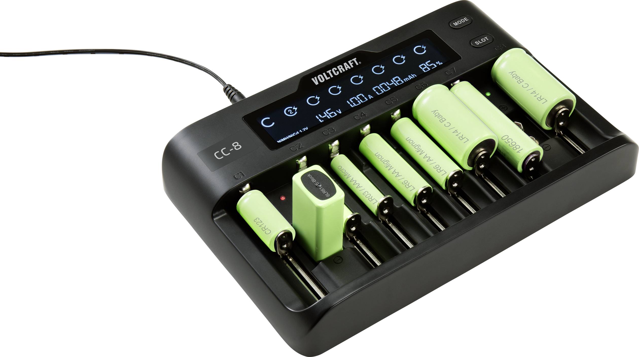 Ein Batterieladegerät mit mehreren grünen wiederaufladbaren Batterien verschiedener Größen. Ein Display zeigt den Ladezustand an.