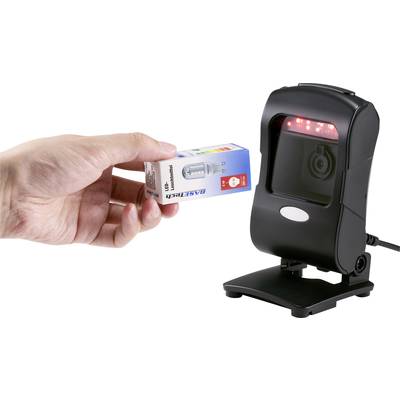 Eine Hand hält eine LED-Lampenverpackung vor einen Barcode-Scanner mit rotem Laserlicht. Der Scanner ist auf einem Tisch montiert.