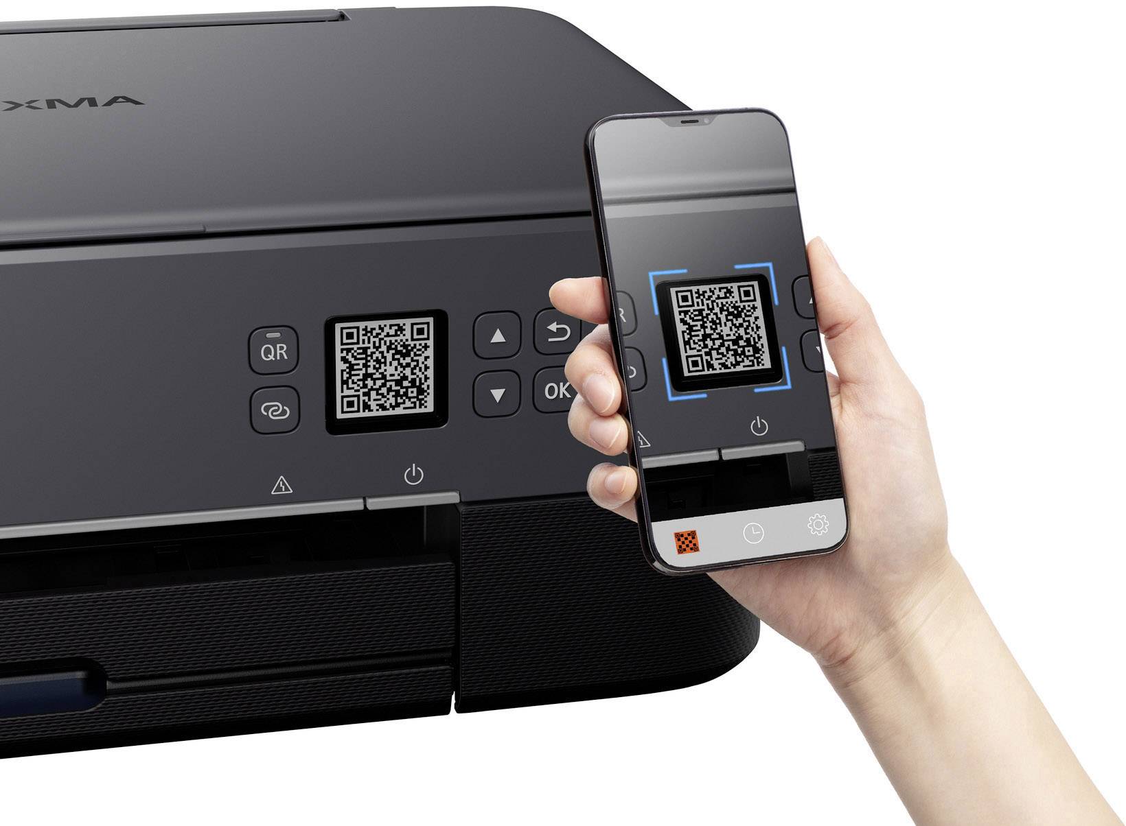 Eine Hand hält ein Smartphone, das einen QR-Code auf einem Drucker scannt. Der Drucker hat Tasten zur Steuerung und Anzeige des QR-Codes.