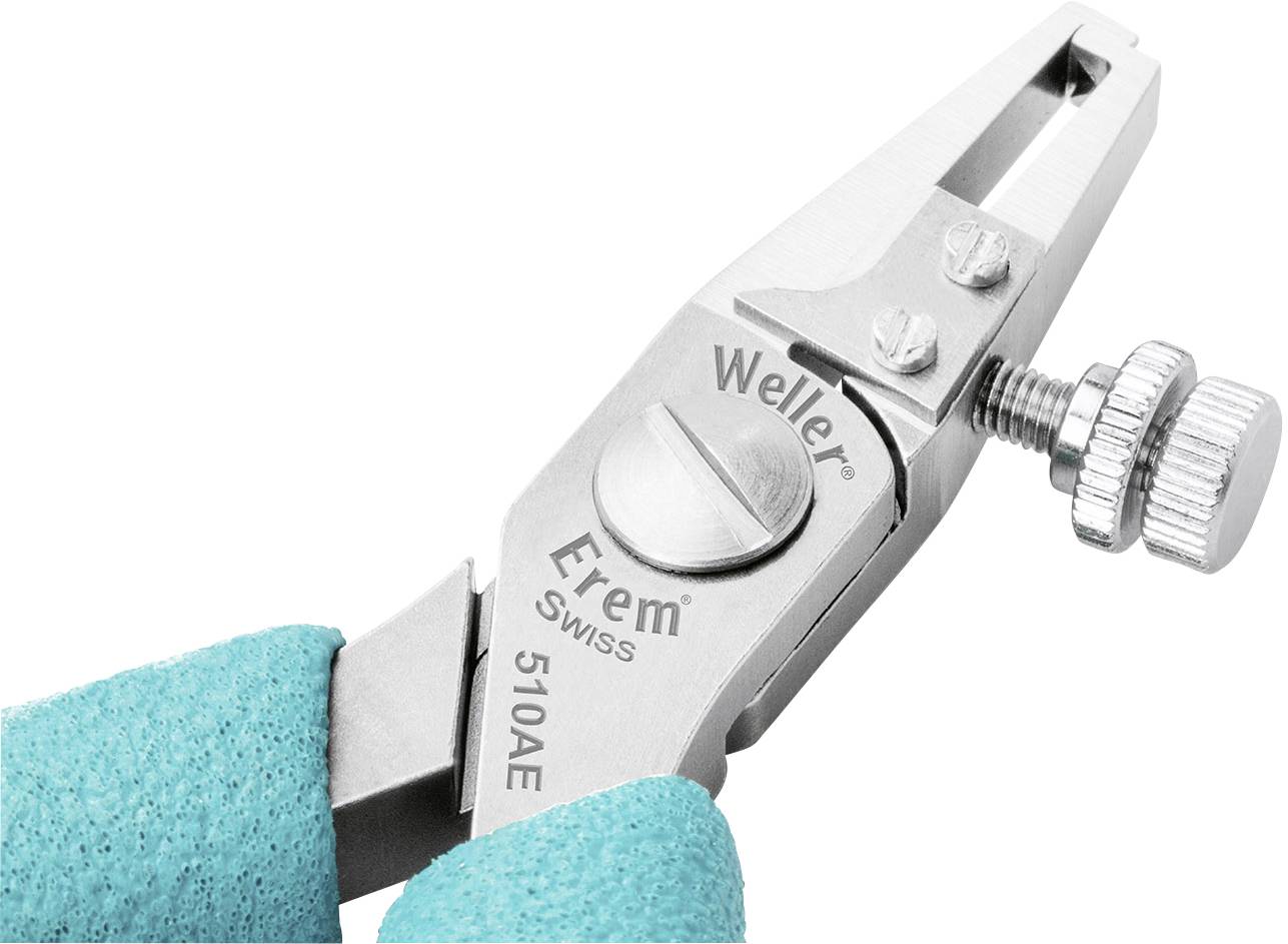 Ein präzises Schneidewerkzeug mit Aufschrift 'Weller Erem 510AE', gehalten von einer Hand in einem türkisfarbenen Handschuh.